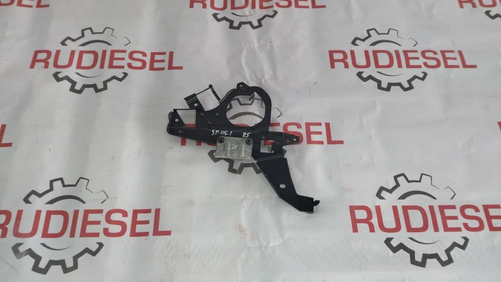 левый кронштейн панели разъемов б/у